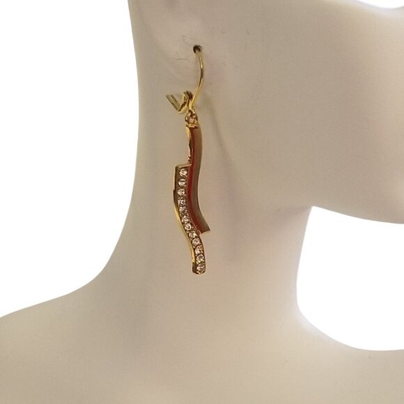 ❤️ NWT T Tahari Bar Crystal Pierced Earrings New with Tags - Picture 6 of 9